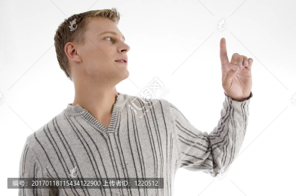 年輕人看著他的手指