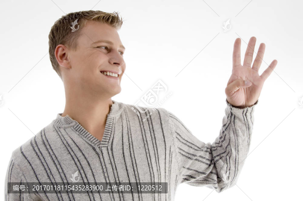 面帶微笑的男子用手的手勢