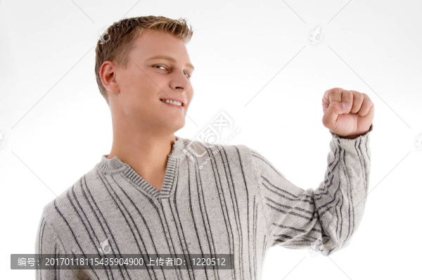 微笑的男人展示他的拳頭