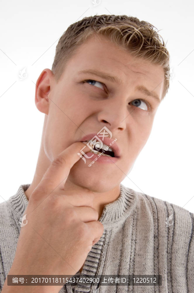 男子把手指放在嘴里