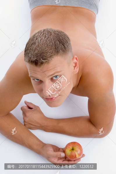 肌肉發(fā)達的男子與蘋果的高角度
