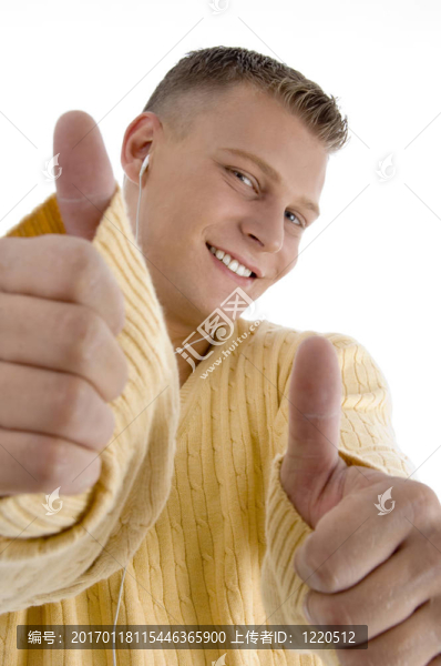 微笑的家伙用雙手顯示好運的手勢