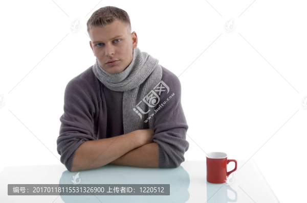 英俊的男子與咖啡杯
