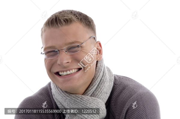 近用眼鏡的英俊的年輕人