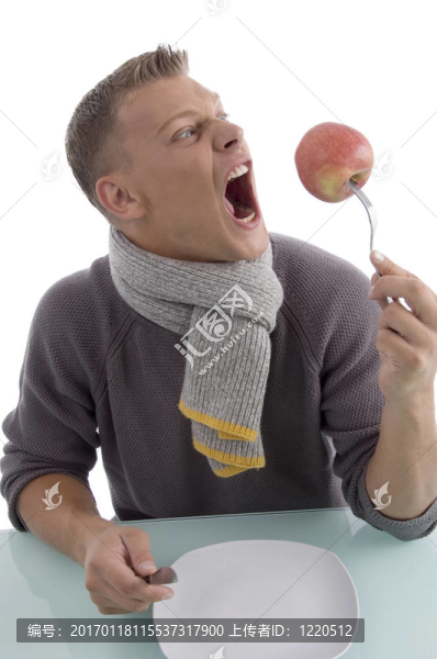 男子拿著叉子拿著蘋果