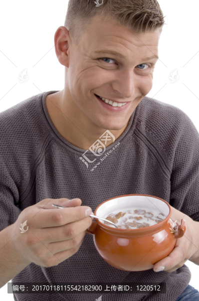 微笑的男性要吃玉米片的肖像