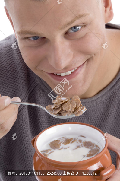 微笑的帥哥要吃玉米片
