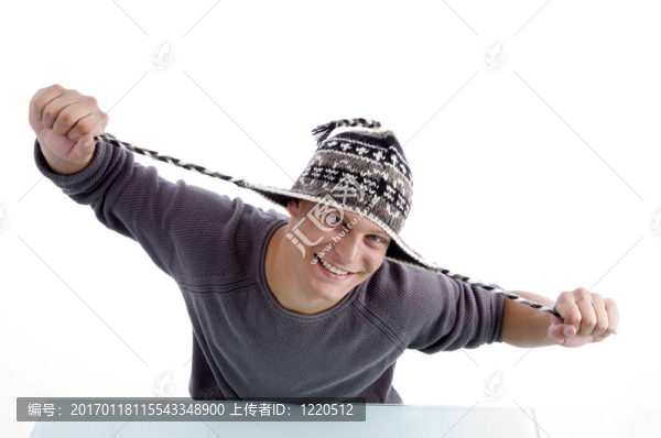 微笑的男人伸展他的帽子