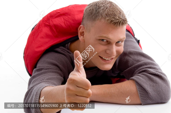 年輕人豎起大拇指