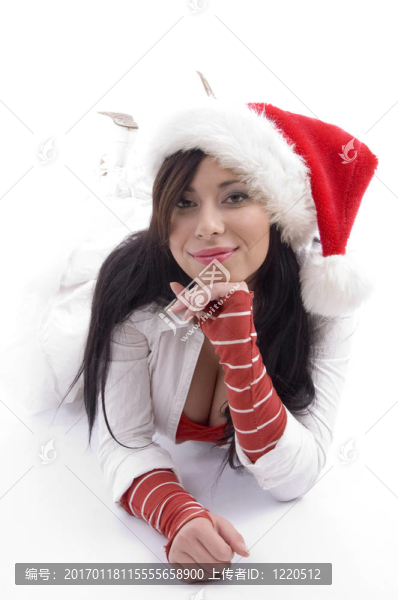 美麗的女人躺在地板上戴著圣誕帽
