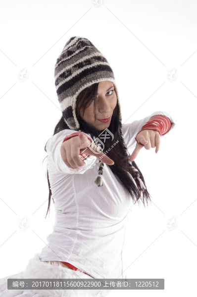 漂亮的女人穿著白色的衣服跳舞