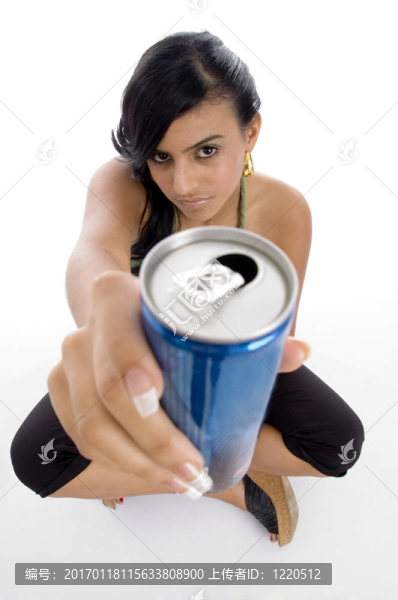 女性提供冷飲