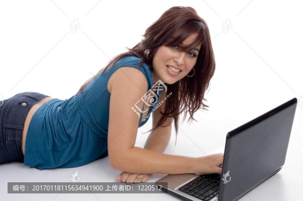 美麗的年輕女性與筆記本電腦