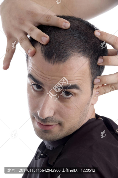 特寫(xiě)男子頭部按摩