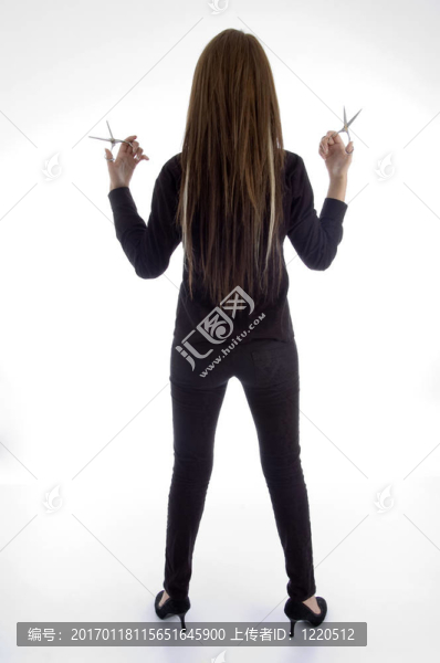 年輕女理發(fā)師從背后擺姿勢(shì)