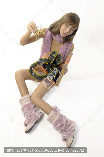 漂亮女孩帶禮物到圣誕節(jié)