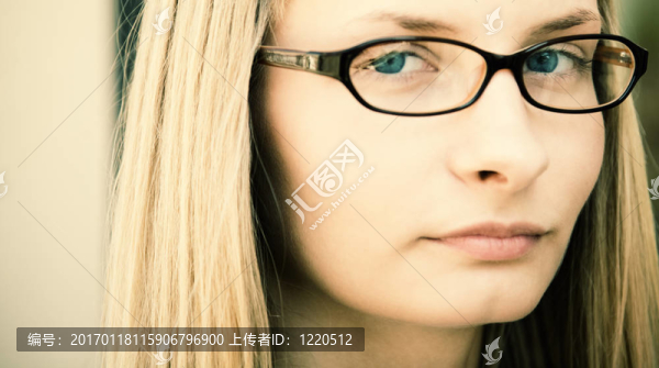 戴眼鏡的年輕女人