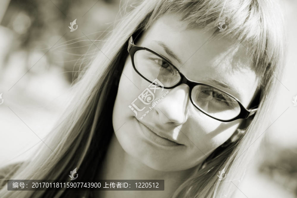 戴眼鏡的年輕女人