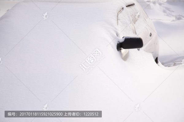 車后的降雪