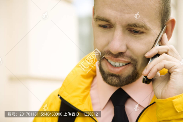 在打電話