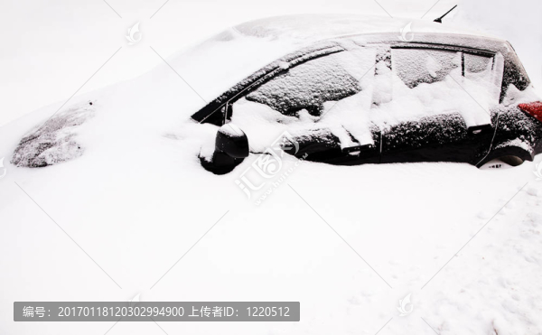 車后的降雪