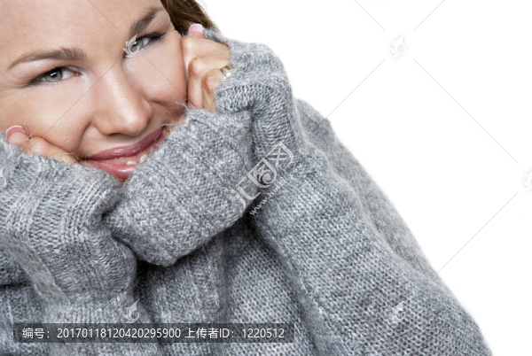 微笑的女孩在一個溫暖的毛衣