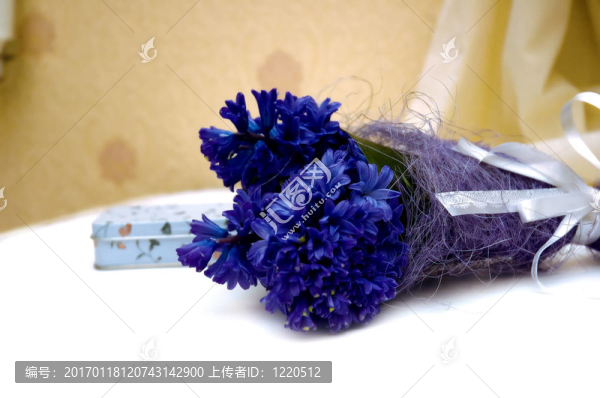 藍(lán)色的鮮花和禮物