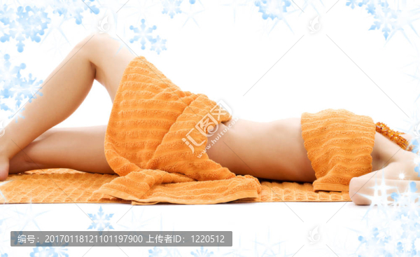 寬松的女士與橙色毛巾軀干