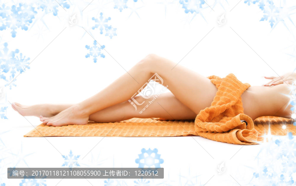 長腿女士用橙色毛巾