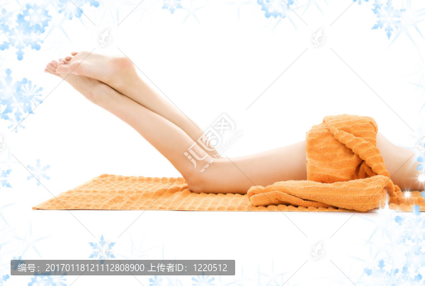 長(zhǎng)腿女士用橙色毛巾