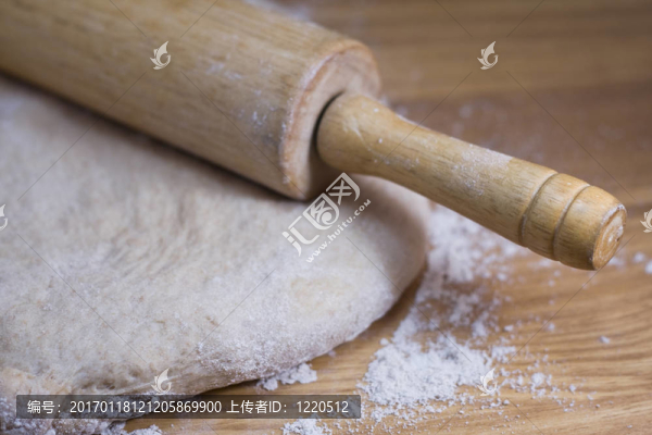 滾動(dòng)釘和面團(tuán)