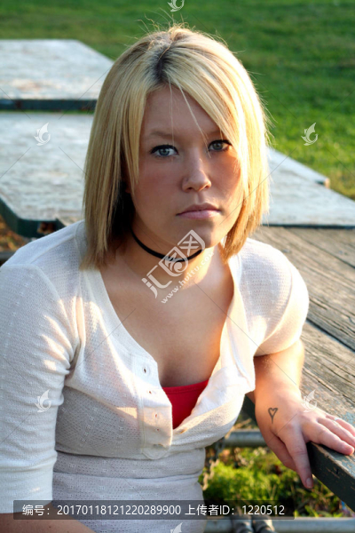 嚴(yán)重的金發(fā)女人在戶外桌椅