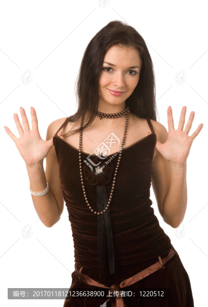 穿著棕色衣服的女人