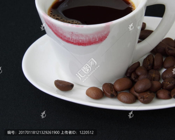 帶有口紅標(biāo)記的咖啡杯