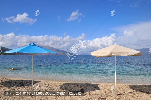 在海灘上的遮陽(yáng)傘