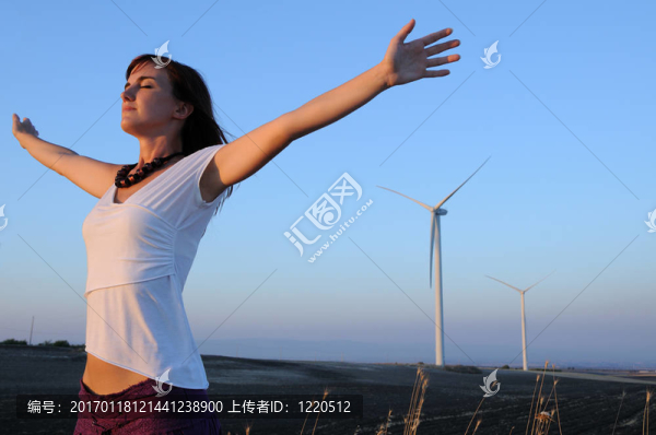 婦女和風(fēng)力渦輪機(jī)