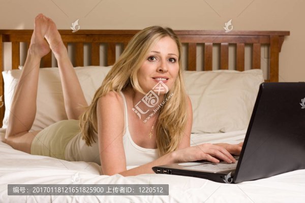 躺在床上的女人