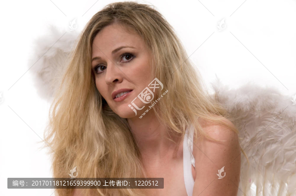 天使翅膀中的女人