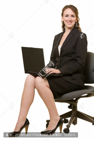 在筆記本電腦上工作的女人