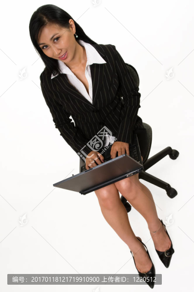 坐在筆記本電腦上工作的女人