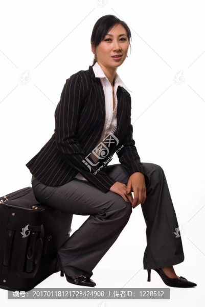 坐在行李上的女人
