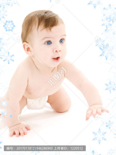 在尿布上爬行的嬰兒