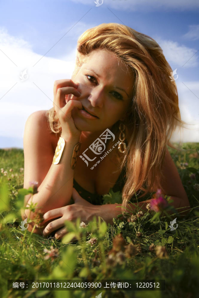 美麗的金發(fā)女郎躺在