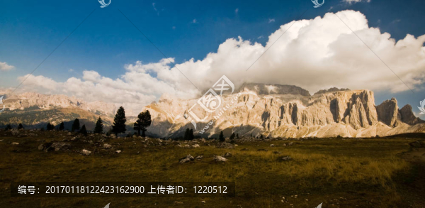 蝶鞍的山脈全景