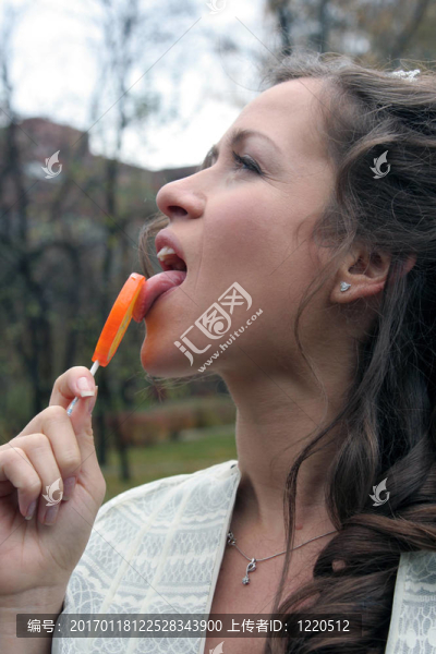 有糖糖果的女孩