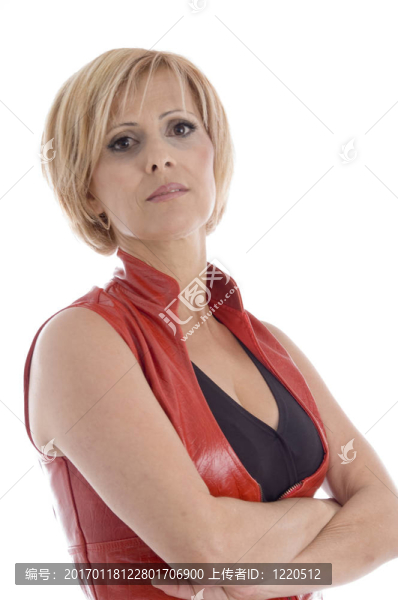 雙臂交叉的女人