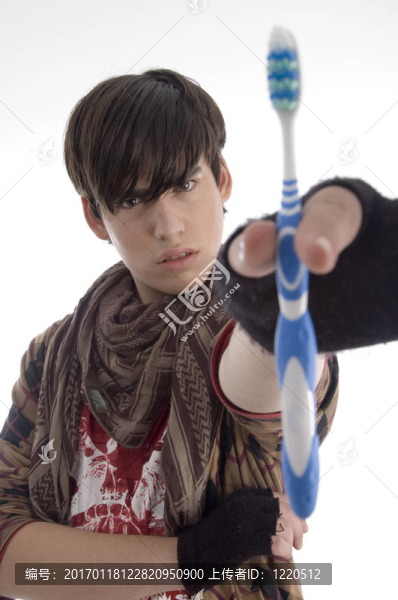 顯示牙刷的男孩