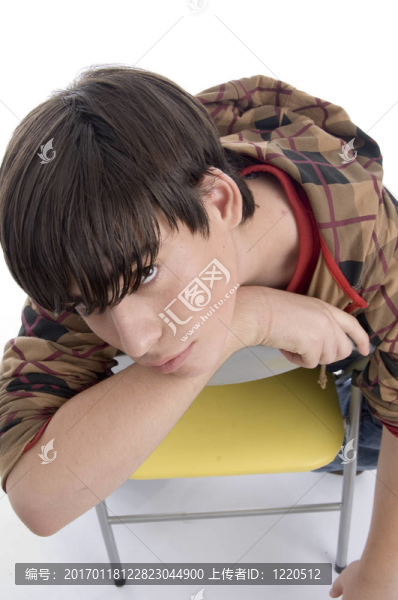 坐在椅子上的男孩