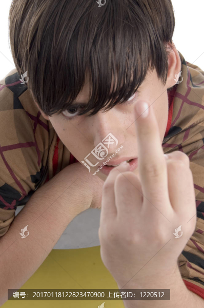年輕男孩展示你的手指