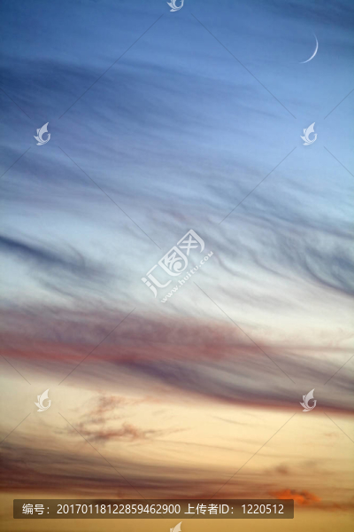 卷云和moon色的夜空